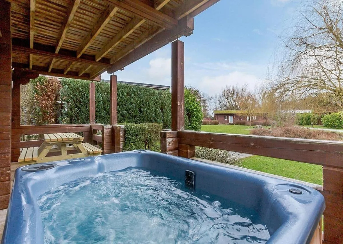 אתר נופש ת'ירסק Woodland Lakes Lodges