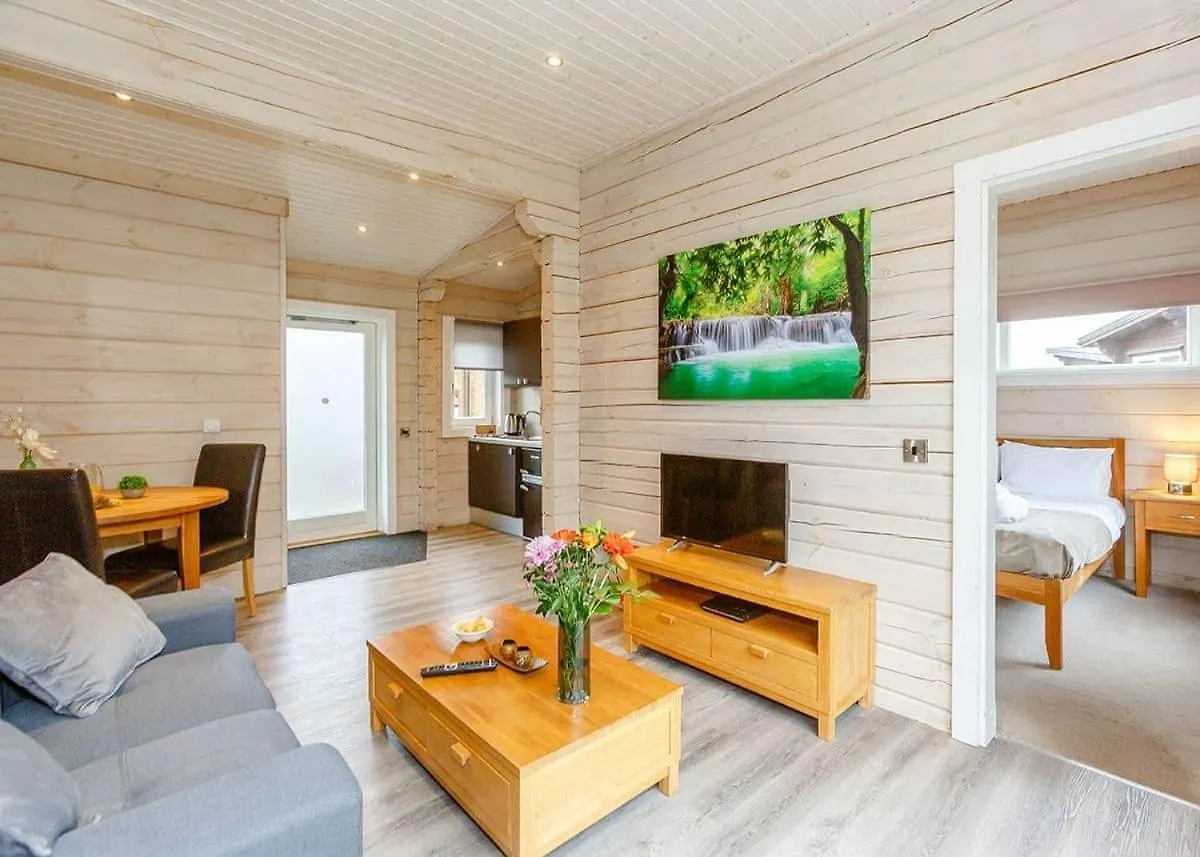 אתר נופש ת'ירסק Woodland Lakes Lodges